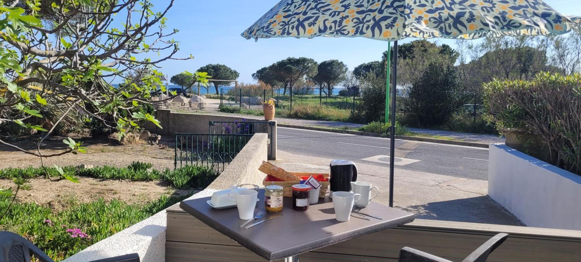 Villa Meze Avec Vue Face A L'Etang Esterno foto